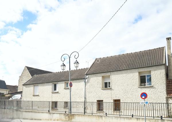 Immeuble divisé en 4 studios avec caves et garages