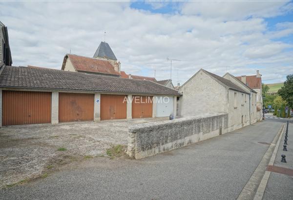 Immeuble divisé en 4 studios avec caves et garages