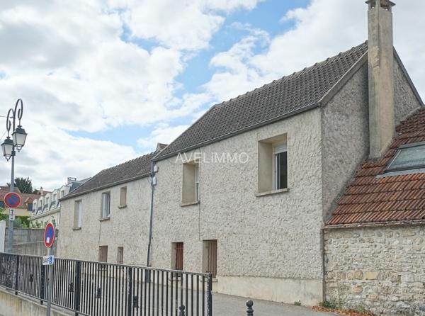 Immeuble divisé en 4 studios avec caves et garages