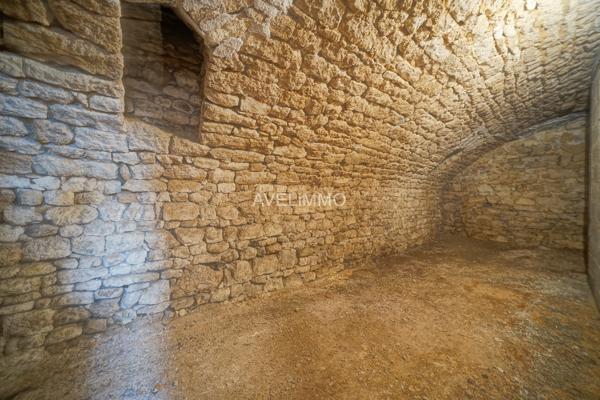 Immeuble divisé en 4 studios avec caves et garages