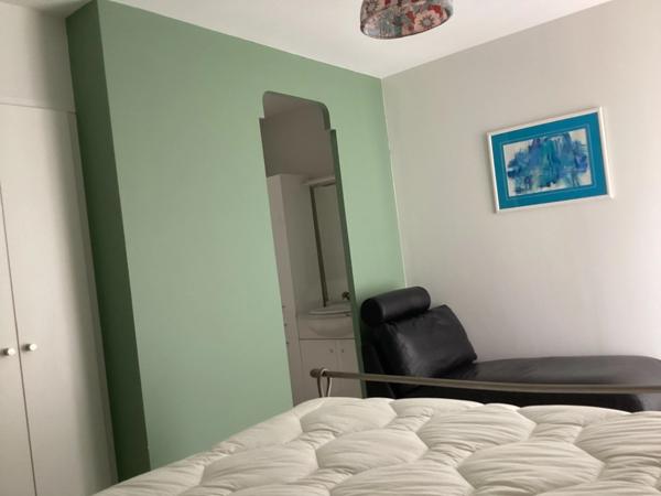 Plain-pied accessible PMR avec piscine et revenus solaires