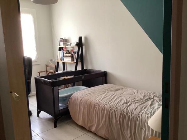 Plain-pied accessible PMR avec piscine et revenus solaires