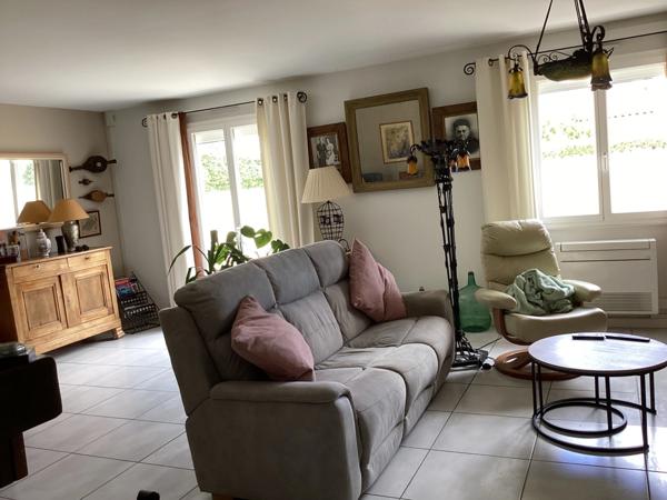 Plain-pied accessible PMR avec piscine et revenus solaires