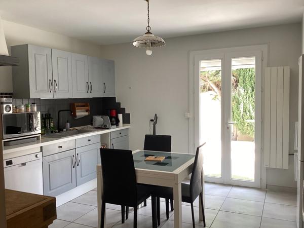 Plain-pied accessible PMR avec piscine et revenus solaires