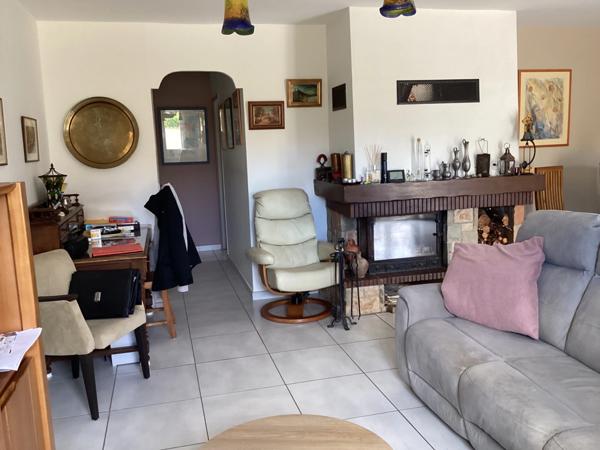 Plain-pied accessible PMR avec piscine et revenus solaires