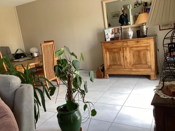 Plain-pied accessible PMR avec piscine et revenus solaires