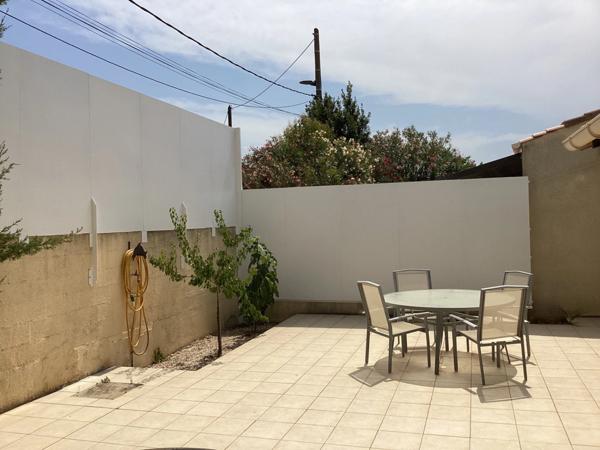 Plain-pied accessible PMR avec piscine et revenus solaires