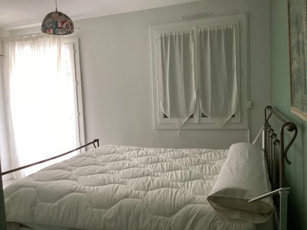 Plain-pied accessible PMR avec piscine et revenus solaires