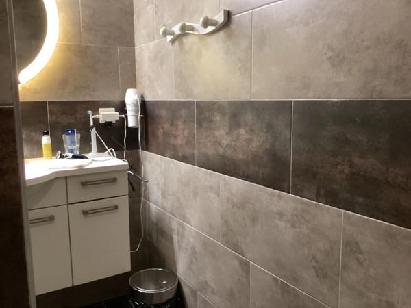 Plain-pied accessible PMR avec piscine et revenus solaires