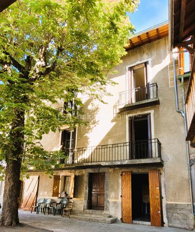 🏡✨ EXCLUSIVITÉ – Grande bâtisse de caractère au cœur de Thorame-Haute – 240 m² habitables environ – Énorme potentiel 🏔️
Vous recherchez un bien hors du commun, avec de beaux volumes et un véritable potentiel de transformation ?
Vous êtes amoureux des vieilles pierres et de l'architecture d'époque ? ❤️
Vous souhaitez créer une grande maison de famille ?
Ou vous êtes investisseur et recherchez un bien permettant la création de plusieurs logements dans un secteur où la demande locative à l'année est réelle ?
👉 Cette belle bâtisse mérite votre attention !
Située en plein cœur du village de Thorame-Haute, sur la très agréable Place des Marronniers, cette demeure des années 1930 bénéficie d'un emplacement privilégié, au plus près des commerces et de la vie du village. 🌿
🏔️ Thorame-Haute se situe au cœur de la Vallée du Haut Verdon, entre montagne, nature et villages authentiques, à proximité des stations de ski du Val d'Allos 🎿, aux portes du Parc national du Mercantour 🏞️ et non loin des célèbres Gorges du Verdon 💧 et de leurs nombreuses activités de pleine nature et aquatiques.
🏠 UNE BÂTISSE AUX VOLUMES RARES
Développée sur 4 niveaux, cette imposante maison offre environ 80 m² par niveau sur ses trois niveaux d'habitation, auxquels s'ajoutent un grenier et plusieurs caves.
📐 Environ 240 m² habitables sur trois niveaux
✨ De beaux volumes
✨ Une architecture typique des maisons de village du début du XXᵉ siècle
✨ De magnifiques carreaux de ciment anciens, témoins du caractère et de l'histoire de la demeure
✨ Un grenier offrant encore des possibilités d'aménagement
✨ Des caves permettant stockage, atelier ou espaces annexes
💡 UN POTENTIEL EXCEPTIONNEL
La maison nécessite des travaux de rénovation, mais son potentiel est particulièrement intéressant.
Elle peut parfaitement se prêter à différents projets :
👨‍👩‍👧‍👦 Une grande maison familiale, généreuse et pleine de caractère
🏡 Une résidence secondaire de grande capacité, idéale pour réunir famille et amis
🏢 La création de plusieurs appartements indépendants, notamment grâce aux arrivées d'eau déjà séparées en trois
💼 Un investissement locatif, avec la possibilité de proposer plusieurs logements à la location à l'année dans un secteur où les biens destinés aux habitants sont recherchés.
🤝 Plusieurs projets sont donc envisageables, selon vos envies et votre imagination.
🔧 LES ÉLÉMENTS TECHNIQUES
🏠 Toiture refaite en 2015
💧 Arrivée d'eau actuellement séparée en 3 circuits, un atout intéressant dans le cadre d'une éventuelle division en plusieurs logements
⚡ Une arrivée électrique EDF actuellement, à adapter selon le projet
🏡 Belle Façade ancienne : l'ensemble a très bien traversé les années.
🛍️ Emplacement privilégié en plein centre du village, directement sur la Place des Marronniers, avec stationnement aisé à proximité.
❤️ LES + QUI FONT LA DIFFÉRENCE
📍 Emplacement central exceptionnel
🏡 Très grande superficie
📐 Environ 240 m² habitables
🏛️ Architecture des années 1930
✨ Magnifiques carreaux de ciment anciens
🏠 Toiture récente
💧 Réseaux d'eau déjà séparés en trois
💡 Potentiel de création de plusieurs logements
🛍️ Commerces et services à proximité immédiate
🚗 Stationnement facile à proximité
🌲 Un bien rare pour Thorame-Haute, qui s'adresse avant tout à un acquéreur capable de se projeter et de révéler tout le potentiel de cette belle demeure.
Ici, il ne s'agit pas simplement d'acheter une maison à rénover…
❤️ Il s'agit de redonner vie à une véritable maison de village et d'en écrire une nouvelle histoire.
🏔️ Le Haut Verdon, bien plus qu'une destination… un art de vivre au cœur des Alpes. 🌿
📞 À découvrir absolument sur place pour mesurer les volumes, le caractère et les nombreuses possibilités offertes par cette propriété.