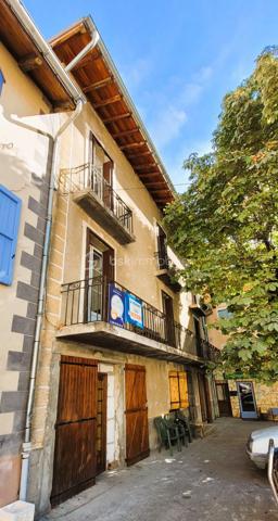 🏡✨ EXCLUSIVITÉ – Grande bâtisse de caractère au cœur de Thorame-Haute – 240 m² habitables environ – Énorme potentiel 🏔️
Vous recherchez un bien hors du commun, avec de beaux volumes et un véritable potentiel de transformation ?
Vous êtes amoureux des vieilles pierres et de l'architecture d'époque ? ❤️
Vous souhaitez créer une grande maison de famille ?
Ou vous êtes investisseur et recherchez un bien permettant la création de plusieurs logements dans un secteur où la demande locative à l'année est réelle ?
👉 Cette belle bâtisse mérite votre attention !
Située en plein cœur du village de Thorame-Haute, sur la très agréable Place des Marronniers, cette demeure des années 1930 bénéficie d'un emplacement privilégié, au plus près des commerces et de la vie du village. 🌿
🏔️ Thorame-Haute se situe au cœur de la Vallée du Haut Verdon, entre montagne, nature et villages authentiques, à proximité des stations de ski du Val d'Allos 🎿, aux portes du Parc national du Mercantour 🏞️ et non loin des célèbres Gorges du Verdon 💧 et de leurs nombreuses activités de pleine nature et aquatiques.
🏠 UNE BÂTISSE AUX VOLUMES RARES
Développée sur 4 niveaux, cette imposante maison offre environ 80 m² par niveau sur ses trois niveaux d'habitation, auxquels s'ajoutent un grenier et plusieurs caves.
📐 Environ 240 m² habitables sur trois niveaux
✨ De beaux volumes
✨ Une architecture typique des maisons de village du début du XXᵉ siècle
✨ De magnifiques carreaux de ciment anciens, témoins du caractère et de l'histoire de la demeure
✨ Un grenier offrant encore des possibilités d'aménagement
✨ Des caves permettant stockage, atelier ou espaces annexes
💡 UN POTENTIEL EXCEPTIONNEL
La maison nécessite des travaux de rénovation, mais son potentiel est particulièrement intéressant.
Elle peut parfaitement se prêter à différents projets :
👨‍👩‍👧‍👦 Une grande maison familiale, généreuse et pleine de caractère
🏡 Une résidence secondaire de grande capacité, idéale pour réunir famille et amis
🏢 La création de plusieurs appartements indépendants, notamment grâce aux arrivées d'eau déjà séparées en trois
💼 Un investissement locatif, avec la possibilité de proposer plusieurs logements à la location à l'année dans un secteur où les biens destinés aux habitants sont recherchés.
🤝 Plusieurs projets sont donc envisageables, selon vos envies et votre imagination.
🔧 LES ÉLÉMENTS TECHNIQUES
🏠 Toiture refaite en 2015
💧 Arrivée d'eau actuellement séparée en 3 circuits, un atout intéressant dans le cadre d'une éventuelle division en plusieurs logements
⚡ Une arrivée électrique EDF actuellement, à adapter selon le projet
🏡 Belle Façade ancienne : l'ensemble a très bien traversé les années.
🛍️ Emplacement privilégié en plein centre du village, directement sur la Place des Marronniers, avec stationnement aisé à proximité.
❤️ LES + QUI FONT LA DIFFÉRENCE
📍 Emplacement central exceptionnel
🏡 Très grande superficie
📐 Environ 240 m² habitables
🏛️ Architecture des années 1930
✨ Magnifiques carreaux de ciment anciens
🏠 Toiture récente
💧 Réseaux d'eau déjà séparés en trois
💡 Potentiel de création de plusieurs logements
🛍️ Commerces et services à proximité immédiate
🚗 Stationnement facile à proximité
🌲 Un bien rare pour Thorame-Haute, qui s'adresse avant tout à un acquéreur capable de se projeter et de révéler tout le potentiel de cette belle demeure.
Ici, il ne s'agit pas simplement d'acheter une maison à rénover…
❤️ Il s'agit de redonner vie à une véritable maison de village et d'en écrire une nouvelle histoire.
🏔️ Le Haut Verdon, bien plus qu'une destination… un art de vivre au cœur des Alpes. 🌿
📞 À découvrir absolument sur place pour mesurer les volumes, le caractère et les nombreuses possibilités offertes par cette propriété.