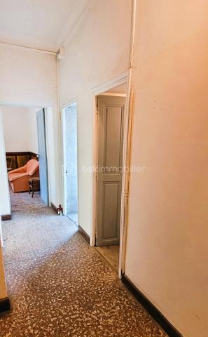 🏡✨ EXCLUSIVITÉ – Grande bâtisse de caractère au cœur de Thorame-Haute – 240 m² habitables environ – Énorme potentiel 🏔️
Vous recherchez un bien hors du commun, avec de beaux volumes et un véritable potentiel de transformation ?
Vous êtes amoureux des vieilles pierres et de l'architecture d'époque ? ❤️
Vous souhaitez créer une grande maison de famille ?
Ou vous êtes investisseur et recherchez un bien permettant la création de plusieurs logements dans un secteur où la demande locative à l'année est réelle ?
👉 Cette belle bâtisse mérite votre attention !
Située en plein cœur du village de Thorame-Haute, sur la très agréable Place des Marronniers, cette demeure des années 1930 bénéficie d'un emplacement privilégié, au plus près des commerces et de la vie du village. 🌿
🏔️ Thorame-Haute se situe au cœur de la Vallée du Haut Verdon, entre montagne, nature et villages authentiques, à proximité des stations de ski du Val d'Allos 🎿, aux portes du Parc national du Mercantour 🏞️ et non loin des célèbres Gorges du Verdon 💧 et de leurs nombreuses activités de pleine nature et aquatiques.
🏠 UNE BÂTISSE AUX VOLUMES RARES
Développée sur 4 niveaux, cette imposante maison offre environ 80 m² par niveau sur ses trois niveaux d'habitation, auxquels s'ajoutent un grenier et plusieurs caves.
📐 Environ 240 m² habitables sur trois niveaux
✨ De beaux volumes
✨ Une architecture typique des maisons de village du début du XXᵉ siècle
✨ De magnifiques carreaux de ciment anciens, témoins du caractère et de l'histoire de la demeure
✨ Un grenier offrant encore des possibilités d'aménagement
✨ Des caves permettant stockage, atelier ou espaces annexes
💡 UN POTENTIEL EXCEPTIONNEL
La maison nécessite des travaux de rénovation, mais son potentiel est particulièrement intéressant.
Elle peut parfaitement se prêter à différents projets :
👨‍👩‍👧‍👦 Une grande maison familiale, généreuse et pleine de caractère
🏡 Une résidence secondaire de grande capacité, idéale pour réunir famille et amis
🏢 La création de plusieurs appartements indépendants, notamment grâce aux arrivées d'eau déjà séparées en trois
💼 Un investissement locatif, avec la possibilité de proposer plusieurs logements à la location à l'année dans un secteur où les biens destinés aux habitants sont recherchés.
🤝 Plusieurs projets sont donc envisageables, selon vos envies et votre imagination.
🔧 LES ÉLÉMENTS TECHNIQUES
🏠 Toiture refaite en 2015
💧 Arrivée d'eau actuellement séparée en 3 circuits, un atout intéressant dans le cadre d'une éventuelle division en plusieurs logements
⚡ Une arrivée électrique EDF actuellement, à adapter selon le projet
🏡 Belle Façade ancienne : l'ensemble a très bien traversé les années.
🛍️ Emplacement privilégié en plein centre du village, directement sur la Place des Marronniers, avec stationnement aisé à proximité.
❤️ LES + QUI FONT LA DIFFÉRENCE
📍 Emplacement central exceptionnel
🏡 Très grande superficie
📐 Environ 240 m² habitables
🏛️ Architecture des années 1930
✨ Magnifiques carreaux de ciment anciens
🏠 Toiture récente
💧 Réseaux d'eau déjà séparés en trois
💡 Potentiel de création de plusieurs logements
🛍️ Commerces et services à proximité immédiate
🚗 Stationnement facile à proximité
🌲 Un bien rare pour Thorame-Haute, qui s'adresse avant tout à un acquéreur capable de se projeter et de révéler tout le potentiel de cette belle demeure.
Ici, il ne s'agit pas simplement d'acheter une maison à rénover…
❤️ Il s'agit de redonner vie à une véritable maison de village et d'en écrire une nouvelle histoire.
🏔️ Le Haut Verdon, bien plus qu'une destination… un art de vivre au cœur des Alpes. 🌿
📞 À découvrir absolument sur place pour mesurer les volumes, le caractère et les nombreuses possibilités offertes par cette propriété.