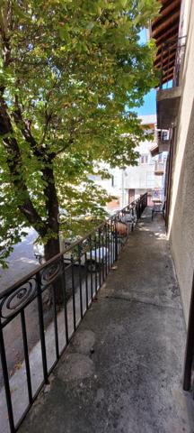 🏡✨ EXCLUSIVITÉ – Grande bâtisse de caractère au cœur de Thorame-Haute – 240 m² habitables environ – Énorme potentiel 🏔️
Vous recherchez un bien hors du commun, avec de beaux volumes et un véritable potentiel de transformation ?
Vous êtes amoureux des vieilles pierres et de l'architecture d'époque ? ❤️
Vous souhaitez créer une grande maison de famille ?
Ou vous êtes investisseur et recherchez un bien permettant la création de plusieurs logements dans un secteur où la demande locative à l'année est réelle ?
👉 Cette belle bâtisse mérite votre attention !
Située en plein cœur du village de Thorame-Haute, sur la très agréable Place des Marronniers, cette demeure des années 1930 bénéficie d'un emplacement privilégié, au plus près des commerces et de la vie du village. 🌿
🏔️ Thorame-Haute se situe au cœur de la Vallée du Haut Verdon, entre montagne, nature et villages authentiques, à proximité des stations de ski du Val d'Allos 🎿, aux portes du Parc national du Mercantour 🏞️ et non loin des célèbres Gorges du Verdon 💧 et de leurs nombreuses activités de pleine nature et aquatiques.
🏠 UNE BÂTISSE AUX VOLUMES RARES
Développée sur 4 niveaux, cette imposante maison offre environ 80 m² par niveau sur ses trois niveaux d'habitation, auxquels s'ajoutent un grenier et plusieurs caves.
📐 Environ 240 m² habitables sur trois niveaux
✨ De beaux volumes
✨ Une architecture typique des maisons de village du début du XXᵉ siècle
✨ De magnifiques carreaux de ciment anciens, témoins du caractère et de l'histoire de la demeure
✨ Un grenier offrant encore des possibilités d'aménagement
✨ Des caves permettant stockage, atelier ou espaces annexes
💡 UN POTENTIEL EXCEPTIONNEL
La maison nécessite des travaux de rénovation, mais son potentiel est particulièrement intéressant.
Elle peut parfaitement se prêter à différents projets :
👨‍👩‍👧‍👦 Une grande maison familiale, généreuse et pleine de caractère
🏡 Une résidence secondaire de grande capacité, idéale pour réunir famille et amis
🏢 La création de plusieurs appartements indépendants, notamment grâce aux arrivées d'eau déjà séparées en trois
💼 Un investissement locatif, avec la possibilité de proposer plusieurs logements à la location à l'année dans un secteur où les biens destinés aux habitants sont recherchés.
🤝 Plusieurs projets sont donc envisageables, selon vos envies et votre imagination.
🔧 LES ÉLÉMENTS TECHNIQUES
🏠 Toiture refaite en 2015
💧 Arrivée d'eau actuellement séparée en 3 circuits, un atout intéressant dans le cadre d'une éventuelle division en plusieurs logements
⚡ Une arrivée électrique EDF actuellement, à adapter selon le projet
🏡 Belle Façade ancienne : l'ensemble a très bien traversé les années.
🛍️ Emplacement privilégié en plein centre du village, directement sur la Place des Marronniers, avec stationnement aisé à proximité.
❤️ LES + QUI FONT LA DIFFÉRENCE
📍 Emplacement central exceptionnel
🏡 Très grande superficie
📐 Environ 240 m² habitables
🏛️ Architecture des années 1930
✨ Magnifiques carreaux de ciment anciens
🏠 Toiture récente
💧 Réseaux d'eau déjà séparés en trois
💡 Potentiel de création de plusieurs logements
🛍️ Commerces et services à proximité immédiate
🚗 Stationnement facile à proximité
🌲 Un bien rare pour Thorame-Haute, qui s'adresse avant tout à un acquéreur capable de se projeter et de révéler tout le potentiel de cette belle demeure.
Ici, il ne s'agit pas simplement d'acheter une maison à rénover…
❤️ Il s'agit de redonner vie à une véritable maison de village et d'en écrire une nouvelle histoire.
🏔️ Le Haut Verdon, bien plus qu'une destination… un art de vivre au cœur des Alpes. 🌿
📞 À découvrir absolument sur place pour mesurer les volumes, le caractère et les nombreuses possibilités offertes par cette propriété.