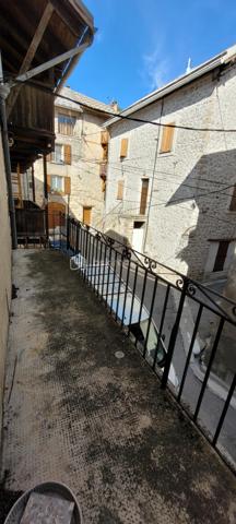 🏡✨ EXCLUSIVITÉ – Grande bâtisse de caractère au cœur de Thorame-Haute – 240 m² habitables environ – Énorme potentiel 🏔️
Vous recherchez un bien hors du commun, avec de beaux volumes et un véritable potentiel de transformation ?
Vous êtes amoureux des vieilles pierres et de l'architecture d'époque ? ❤️
Vous souhaitez créer une grande maison de famille ?
Ou vous êtes investisseur et recherchez un bien permettant la création de plusieurs logements dans un secteur où la demande locative à l'année est réelle ?
👉 Cette belle bâtisse mérite votre attention !
Située en plein cœur du village de Thorame-Haute, sur la très agréable Place des Marronniers, cette demeure des années 1930 bénéficie d'un emplacement privilégié, au plus près des commerces et de la vie du village. 🌿
🏔️ Thorame-Haute se situe au cœur de la Vallée du Haut Verdon, entre montagne, nature et villages authentiques, à proximité des stations de ski du Val d'Allos 🎿, aux portes du Parc national du Mercantour 🏞️ et non loin des célèbres Gorges du Verdon 💧 et de leurs nombreuses activités de pleine nature et aquatiques.
🏠 UNE BÂTISSE AUX VOLUMES RARES
Développée sur 4 niveaux, cette imposante maison offre environ 80 m² par niveau sur ses trois niveaux d'habitation, auxquels s'ajoutent un grenier et plusieurs caves.
📐 Environ 240 m² habitables sur trois niveaux
✨ De beaux volumes
✨ Une architecture typique des maisons de village du début du XXᵉ siècle
✨ De magnifiques carreaux de ciment anciens, témoins du caractère et de l'histoire de la demeure
✨ Un grenier offrant encore des possibilités d'aménagement
✨ Des caves permettant stockage, atelier ou espaces annexes
💡 UN POTENTIEL EXCEPTIONNEL
La maison nécessite des travaux de rénovation, mais son potentiel est particulièrement intéressant.
Elle peut parfaitement se prêter à différents projets :
👨‍👩‍👧‍👦 Une grande maison familiale, généreuse et pleine de caractère
🏡 Une résidence secondaire de grande capacité, idéale pour réunir famille et amis
🏢 La création de plusieurs appartements indépendants, notamment grâce aux arrivées d'eau déjà séparées en trois
💼 Un investissement locatif, avec la possibilité de proposer plusieurs logements à la location à l'année dans un secteur où les biens destinés aux habitants sont recherchés.
🤝 Plusieurs projets sont donc envisageables, selon vos envies et votre imagination.
🔧 LES ÉLÉMENTS TECHNIQUES
🏠 Toiture refaite en 2015
💧 Arrivée d'eau actuellement séparée en 3 circuits, un atout intéressant dans le cadre d'une éventuelle division en plusieurs logements
⚡ Une arrivée électrique EDF actuellement, à adapter selon le projet
🏡 Belle Façade ancienne : l'ensemble a très bien traversé les années.
🛍️ Emplacement privilégié en plein centre du village, directement sur la Place des Marronniers, avec stationnement aisé à proximité.
❤️ LES + QUI FONT LA DIFFÉRENCE
📍 Emplacement central exceptionnel
🏡 Très grande superficie
📐 Environ 240 m² habitables
🏛️ Architecture des années 1930
✨ Magnifiques carreaux de ciment anciens
🏠 Toiture récente
💧 Réseaux d'eau déjà séparés en trois
💡 Potentiel de création de plusieurs logements
🛍️ Commerces et services à proximité immédiate
🚗 Stationnement facile à proximité
🌲 Un bien rare pour Thorame-Haute, qui s'adresse avant tout à un acquéreur capable de se projeter et de révéler tout le potentiel de cette belle demeure.
Ici, il ne s'agit pas simplement d'acheter une maison à rénover…
❤️ Il s'agit de redonner vie à une véritable maison de village et d'en écrire une nouvelle histoire.
🏔️ Le Haut Verdon, bien plus qu'une destination… un art de vivre au cœur des Alpes. 🌿
📞 À découvrir absolument sur place pour mesurer les volumes, le caractère et les nombreuses possibilités offertes par cette propriété.
