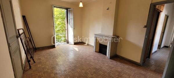 🏡✨ EXCLUSIVITÉ – Grande bâtisse de caractère au cœur de Thorame-Haute – 240 m² habitables environ – Énorme potentiel 🏔️
Vous recherchez un bien hors du commun, avec de beaux volumes et un véritable potentiel de transformation ?
Vous êtes amoureux des vieilles pierres et de l'architecture d'époque ? ❤️
Vous souhaitez créer une grande maison de famille ?
Ou vous êtes investisseur et recherchez un bien permettant la création de plusieurs logements dans un secteur où la demande locative à l'année est réelle ?
👉 Cette belle bâtisse mérite votre attention !
Située en plein cœur du village de Thorame-Haute, sur la très agréable Place des Marronniers, cette demeure des années 1930 bénéficie d'un emplacement privilégié, au plus près des commerces et de la vie du village. 🌿
🏔️ Thorame-Haute se situe au cœur de la Vallée du Haut Verdon, entre montagne, nature et villages authentiques, à proximité des stations de ski du Val d'Allos 🎿, aux portes du Parc national du Mercantour 🏞️ et non loin des célèbres Gorges du Verdon 💧 et de leurs nombreuses activités de pleine nature et aquatiques.
🏠 UNE BÂTISSE AUX VOLUMES RARES
Développée sur 4 niveaux, cette imposante maison offre environ 80 m² par niveau sur ses trois niveaux d'habitation, auxquels s'ajoutent un grenier et plusieurs caves.
📐 Environ 240 m² habitables sur trois niveaux
✨ De beaux volumes
✨ Une architecture typique des maisons de village du début du XXᵉ siècle
✨ De magnifiques carreaux de ciment anciens, témoins du caractère et de l'histoire de la demeure
✨ Un grenier offrant encore des possibilités d'aménagement
✨ Des caves permettant stockage, atelier ou espaces annexes
💡 UN POTENTIEL EXCEPTIONNEL
La maison nécessite des travaux de rénovation, mais son potentiel est particulièrement intéressant.
Elle peut parfaitement se prêter à différents projets :
👨‍👩‍👧‍👦 Une grande maison familiale, généreuse et pleine de caractère
🏡 Une résidence secondaire de grande capacité, idéale pour réunir famille et amis
🏢 La création de plusieurs appartements indépendants, notamment grâce aux arrivées d'eau déjà séparées en trois
💼 Un investissement locatif, avec la possibilité de proposer plusieurs logements à la location à l'année dans un secteur où les biens destinés aux habitants sont recherchés.
🤝 Plusieurs projets sont donc envisageables, selon vos envies et votre imagination.
🔧 LES ÉLÉMENTS TECHNIQUES
🏠 Toiture refaite en 2015
💧 Arrivée d'eau actuellement séparée en 3 circuits, un atout intéressant dans le cadre d'une éventuelle division en plusieurs logements
⚡ Une arrivée électrique EDF actuellement, à adapter selon le projet
🏡 Belle Façade ancienne : l'ensemble a très bien traversé les années.
🛍️ Emplacement privilégié en plein centre du village, directement sur la Place des Marronniers, avec stationnement aisé à proximité.
❤️ LES + QUI FONT LA DIFFÉRENCE
📍 Emplacement central exceptionnel
🏡 Très grande superficie
📐 Environ 240 m² habitables
🏛️ Architecture des années 1930
✨ Magnifiques carreaux de ciment anciens
🏠 Toiture récente
💧 Réseaux d'eau déjà séparés en trois
💡 Potentiel de création de plusieurs logements
🛍️ Commerces et services à proximité immédiate
🚗 Stationnement facile à proximité
🌲 Un bien rare pour Thorame-Haute, qui s'adresse avant tout à un acquéreur capable de se projeter et de révéler tout le potentiel de cette belle demeure.
Ici, il ne s'agit pas simplement d'acheter une maison à rénover…
❤️ Il s'agit de redonner vie à une véritable maison de village et d'en écrire une nouvelle histoire.
🏔️ Le Haut Verdon, bien plus qu'une destination… un art de vivre au cœur des Alpes. 🌿
📞 À découvrir absolument sur place pour mesurer les volumes, le caractère et les nombreuses possibilités offertes par cette propriété.
