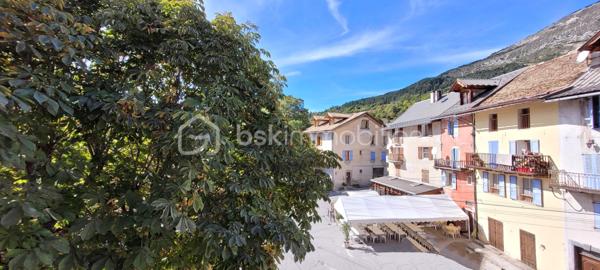 🏡✨ EXCLUSIVITÉ – Grande bâtisse de caractère au cœur de Thorame-Haute – 240 m² habitables environ – Énorme potentiel 🏔️
Vous recherchez un bien hors du commun, avec de beaux volumes et un véritable potentiel de transformation ?
Vous êtes amoureux des vieilles pierres et de l'architecture d'époque ? ❤️
Vous souhaitez créer une grande maison de famille ?
Ou vous êtes investisseur et recherchez un bien permettant la création de plusieurs logements dans un secteur où la demande locative à l'année est réelle ?
👉 Cette belle bâtisse mérite votre attention !
Située en plein cœur du village de Thorame-Haute, sur la très agréable Place des Marronniers, cette demeure des années 1930 bénéficie d'un emplacement privilégié, au plus près des commerces et de la vie du village. 🌿
🏔️ Thorame-Haute se situe au cœur de la Vallée du Haut Verdon, entre montagne, nature et villages authentiques, à proximité des stations de ski du Val d'Allos 🎿, aux portes du Parc national du Mercantour 🏞️ et non loin des célèbres Gorges du Verdon 💧 et de leurs nombreuses activités de pleine nature et aquatiques.
🏠 UNE BÂTISSE AUX VOLUMES RARES
Développée sur 4 niveaux, cette imposante maison offre environ 80 m² par niveau sur ses trois niveaux d'habitation, auxquels s'ajoutent un grenier et plusieurs caves.
📐 Environ 240 m² habitables sur trois niveaux
✨ De beaux volumes
✨ Une architecture typique des maisons de village du début du XXᵉ siècle
✨ De magnifiques carreaux de ciment anciens, témoins du caractère et de l'histoire de la demeure
✨ Un grenier offrant encore des possibilités d'aménagement
✨ Des caves permettant stockage, atelier ou espaces annexes
💡 UN POTENTIEL EXCEPTIONNEL
La maison nécessite des travaux de rénovation, mais son potentiel est particulièrement intéressant.
Elle peut parfaitement se prêter à différents projets :
👨‍👩‍👧‍👦 Une grande maison familiale, généreuse et pleine de caractère
🏡 Une résidence secondaire de grande capacité, idéale pour réunir famille et amis
🏢 La création de plusieurs appartements indépendants, notamment grâce aux arrivées d'eau déjà séparées en trois
💼 Un investissement locatif, avec la possibilité de proposer plusieurs logements à la location à l'année dans un secteur où les biens destinés aux habitants sont recherchés.
🤝 Plusieurs projets sont donc envisageables, selon vos envies et votre imagination.
🔧 LES ÉLÉMENTS TECHNIQUES
🏠 Toiture refaite en 2015
💧 Arrivée d'eau actuellement séparée en 3 circuits, un atout intéressant dans le cadre d'une éventuelle division en plusieurs logements
⚡ Une arrivée électrique EDF actuellement, à adapter selon le projet
🏡 Belle Façade ancienne : l'ensemble a très bien traversé les années.
🛍️ Emplacement privilégié en plein centre du village, directement sur la Place des Marronniers, avec stationnement aisé à proximité.
❤️ LES + QUI FONT LA DIFFÉRENCE
📍 Emplacement central exceptionnel
🏡 Très grande superficie
📐 Environ 240 m² habitables
🏛️ Architecture des années 1930
✨ Magnifiques carreaux de ciment anciens
🏠 Toiture récente
💧 Réseaux d'eau déjà séparés en trois
💡 Potentiel de création de plusieurs logements
🛍️ Commerces et services à proximité immédiate
🚗 Stationnement facile à proximité
🌲 Un bien rare pour Thorame-Haute, qui s'adresse avant tout à un acquéreur capable de se projeter et de révéler tout le potentiel de cette belle demeure.
Ici, il ne s'agit pas simplement d'acheter une maison à rénover…
❤️ Il s'agit de redonner vie à une véritable maison de village et d'en écrire une nouvelle histoire.
🏔️ Le Haut Verdon, bien plus qu'une destination… un art de vivre au cœur des Alpes. 🌿
📞 À découvrir absolument sur place pour mesurer les volumes, le caractère et les nombreuses possibilités offertes par cette propriété.