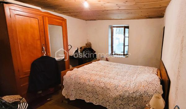 🏡✨ EXCLUSIVITÉ – Grande bâtisse de caractère au cœur de Thorame-Haute – 240 m² habitables environ – Énorme potentiel 🏔️
Vous recherchez un bien hors du commun, avec de beaux volumes et un véritable potentiel de transformation ?
Vous êtes amoureux des vieilles pierres et de l'architecture d'époque ? ❤️
Vous souhaitez créer une grande maison de famille ?
Ou vous êtes investisseur et recherchez un bien permettant la création de plusieurs logements dans un secteur où la demande locative à l'année est réelle ?
👉 Cette belle bâtisse mérite votre attention !
Située en plein cœur du village de Thorame-Haute, sur la très agréable Place des Marronniers, cette demeure des années 1930 bénéficie d'un emplacement privilégié, au plus près des commerces et de la vie du village. 🌿
🏔️ Thorame-Haute se situe au cœur de la Vallée du Haut Verdon, entre montagne, nature et villages authentiques, à proximité des stations de ski du Val d'Allos 🎿, aux portes du Parc national du Mercantour 🏞️ et non loin des célèbres Gorges du Verdon 💧 et de leurs nombreuses activités de pleine nature et aquatiques.
🏠 UNE BÂTISSE AUX VOLUMES RARES
Développée sur 4 niveaux, cette imposante maison offre environ 80 m² par niveau sur ses trois niveaux d'habitation, auxquels s'ajoutent un grenier et plusieurs caves.
📐 Environ 240 m² habitables sur trois niveaux
✨ De beaux volumes
✨ Une architecture typique des maisons de village du début du XXᵉ siècle
✨ De magnifiques carreaux de ciment anciens, témoins du caractère et de l'histoire de la demeure
✨ Un grenier offrant encore des possibilités d'aménagement
✨ Des caves permettant stockage, atelier ou espaces annexes
💡 UN POTENTIEL EXCEPTIONNEL
La maison nécessite des travaux de rénovation, mais son potentiel est particulièrement intéressant.
Elle peut parfaitement se prêter à différents projets :
👨‍👩‍👧‍👦 Une grande maison familiale, généreuse et pleine de caractère
🏡 Une résidence secondaire de grande capacité, idéale pour réunir famille et amis
🏢 La création de plusieurs appartements indépendants, notamment grâce aux arrivées d'eau déjà séparées en trois
💼 Un investissement locatif, avec la possibilité de proposer plusieurs logements à la location à l'année dans un secteur où les biens destinés aux habitants sont recherchés.
🤝 Plusieurs projets sont donc envisageables, selon vos envies et votre imagination.
🔧 LES ÉLÉMENTS TECHNIQUES
🏠 Toiture refaite en 2015
💧 Arrivée d'eau actuellement séparée en 3 circuits, un atout intéressant dans le cadre d'une éventuelle division en plusieurs logements
⚡ Une arrivée électrique EDF actuellement, à adapter selon le projet
🏡 Belle Façade ancienne : l'ensemble a très bien traversé les années.
🛍️ Emplacement privilégié en plein centre du village, directement sur la Place des Marronniers, avec stationnement aisé à proximité.
❤️ LES + QUI FONT LA DIFFÉRENCE
📍 Emplacement central exceptionnel
🏡 Très grande superficie
📐 Environ 240 m² habitables
🏛️ Architecture des années 1930
✨ Magnifiques carreaux de ciment anciens
🏠 Toiture récente
💧 Réseaux d'eau déjà séparés en trois
💡 Potentiel de création de plusieurs logements
🛍️ Commerces et services à proximité immédiate
🚗 Stationnement facile à proximité
🌲 Un bien rare pour Thorame-Haute, qui s'adresse avant tout à un acquéreur capable de se projeter et de révéler tout le potentiel de cette belle demeure.
Ici, il ne s'agit pas simplement d'acheter une maison à rénover…
❤️ Il s'agit de redonner vie à une véritable maison de village et d'en écrire une nouvelle histoire.
🏔️ Le Haut Verdon, bien plus qu'une destination… un art de vivre au cœur des Alpes. 🌿
📞 À découvrir absolument sur place pour mesurer les volumes, le caractère et les nombreuses possibilités offertes par cette propriété.