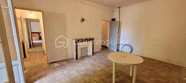 🏡✨ EXCLUSIVITÉ – Grande bâtisse de caractère au cœur de Thorame-Haute – 240 m² habitables environ – Énorme potentiel 🏔️
Vous recherchez un bien hors du commun, avec de beaux volumes et un véritable potentiel de transformation ?
Vous êtes amoureux des vieilles pierres et de l'architecture d'époque ? ❤️
Vous souhaitez créer une grande maison de famille ?
Ou vous êtes investisseur et recherchez un bien permettant la création de plusieurs logements dans un secteur où la demande locative à l'année est réelle ?
👉 Cette belle bâtisse mérite votre attention !
Située en plein cœur du village de Thorame-Haute, sur la très agréable Place des Marronniers, cette demeure des années 1930 bénéficie d'un emplacement privilégié, au plus près des commerces et de la vie du village. 🌿
🏔️ Thorame-Haute se situe au cœur de la Vallée du Haut Verdon, entre montagne, nature et villages authentiques, à proximité des stations de ski du Val d'Allos 🎿, aux portes du Parc national du Mercantour 🏞️ et non loin des célèbres Gorges du Verdon 💧 et de leurs nombreuses activités de pleine nature et aquatiques.
🏠 UNE BÂTISSE AUX VOLUMES RARES
Développée sur 4 niveaux, cette imposante maison offre environ 80 m² par niveau sur ses trois niveaux d'habitation, auxquels s'ajoutent un grenier et plusieurs caves.
📐 Environ 240 m² habitables sur trois niveaux
✨ De beaux volumes
✨ Une architecture typique des maisons de village du début du XXᵉ siècle
✨ De magnifiques carreaux de ciment anciens, témoins du caractère et de l'histoire de la demeure
✨ Un grenier offrant encore des possibilités d'aménagement
✨ Des caves permettant stockage, atelier ou espaces annexes
💡 UN POTENTIEL EXCEPTIONNEL
La maison nécessite des travaux de rénovation, mais son potentiel est particulièrement intéressant.
Elle peut parfaitement se prêter à différents projets :
👨‍👩‍👧‍👦 Une grande maison familiale, généreuse et pleine de caractère
🏡 Une résidence secondaire de grande capacité, idéale pour réunir famille et amis
🏢 La création de plusieurs appartements indépendants, notamment grâce aux arrivées d'eau déjà séparées en trois
💼 Un investissement locatif, avec la possibilité de proposer plusieurs logements à la location à l'année dans un secteur où les biens destinés aux habitants sont recherchés.
🤝 Plusieurs projets sont donc envisageables, selon vos envies et votre imagination.
🔧 LES ÉLÉMENTS TECHNIQUES
🏠 Toiture refaite en 2015
💧 Arrivée d'eau actuellement séparée en 3 circuits, un atout intéressant dans le cadre d'une éventuelle division en plusieurs logements
⚡ Une arrivée électrique EDF actuellement, à adapter selon le projet
🏡 Belle Façade ancienne : l'ensemble a très bien traversé les années.
🛍️ Emplacement privilégié en plein centre du village, directement sur la Place des Marronniers, avec stationnement aisé à proximité.
❤️ LES + QUI FONT LA DIFFÉRENCE
📍 Emplacement central exceptionnel
🏡 Très grande superficie
📐 Environ 240 m² habitables
🏛️ Architecture des années 1930
✨ Magnifiques carreaux de ciment anciens
🏠 Toiture récente
💧 Réseaux d'eau déjà séparés en trois
💡 Potentiel de création de plusieurs logements
🛍️ Commerces et services à proximité immédiate
🚗 Stationnement facile à proximité
🌲 Un bien rare pour Thorame-Haute, qui s'adresse avant tout à un acquéreur capable de se projeter et de révéler tout le potentiel de cette belle demeure.
Ici, il ne s'agit pas simplement d'acheter une maison à rénover…
❤️ Il s'agit de redonner vie à une véritable maison de village et d'en écrire une nouvelle histoire.
🏔️ Le Haut Verdon, bien plus qu'une destination… un art de vivre au cœur des Alpes. 🌿
📞 À découvrir absolument sur place pour mesurer les volumes, le caractère et les nombreuses possibilités offertes par cette propriété.
