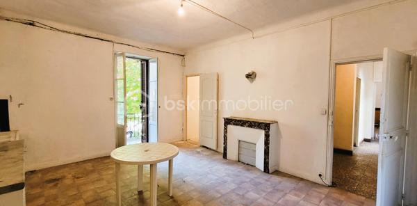 🏡✨ EXCLUSIVITÉ – Grande bâtisse de caractère au cœur de Thorame-Haute – 240 m² habitables environ – Énorme potentiel 🏔️
Vous recherchez un bien hors du commun, avec de beaux volumes et un véritable potentiel de transformation ?
Vous êtes amoureux des vieilles pierres et de l'architecture d'époque ? ❤️
Vous souhaitez créer une grande maison de famille ?
Ou vous êtes investisseur et recherchez un bien permettant la création de plusieurs logements dans un secteur où la demande locative à l'année est réelle ?
👉 Cette belle bâtisse mérite votre attention !
Située en plein cœur du village de Thorame-Haute, sur la très agréable Place des Marronniers, cette demeure des années 1930 bénéficie d'un emplacement privilégié, au plus près des commerces et de la vie du village. 🌿
🏔️ Thorame-Haute se situe au cœur de la Vallée du Haut Verdon, entre montagne, nature et villages authentiques, à proximité des stations de ski du Val d'Allos 🎿, aux portes du Parc national du Mercantour 🏞️ et non loin des célèbres Gorges du Verdon 💧 et de leurs nombreuses activités de pleine nature et aquatiques.
🏠 UNE BÂTISSE AUX VOLUMES RARES
Développée sur 4 niveaux, cette imposante maison offre environ 80 m² par niveau sur ses trois niveaux d'habitation, auxquels s'ajoutent un grenier et plusieurs caves.
📐 Environ 240 m² habitables sur trois niveaux
✨ De beaux volumes
✨ Une architecture typique des maisons de village du début du XXᵉ siècle
✨ De magnifiques carreaux de ciment anciens, témoins du caractère et de l'histoire de la demeure
✨ Un grenier offrant encore des possibilités d'aménagement
✨ Des caves permettant stockage, atelier ou espaces annexes
💡 UN POTENTIEL EXCEPTIONNEL
La maison nécessite des travaux de rénovation, mais son potentiel est particulièrement intéressant.
Elle peut parfaitement se prêter à différents projets :
👨‍👩‍👧‍👦 Une grande maison familiale, généreuse et pleine de caractère
🏡 Une résidence secondaire de grande capacité, idéale pour réunir famille et amis
🏢 La création de plusieurs appartements indépendants, notamment grâce aux arrivées d'eau déjà séparées en trois
💼 Un investissement locatif, avec la possibilité de proposer plusieurs logements à la location à l'année dans un secteur où les biens destinés aux habitants sont recherchés.
🤝 Plusieurs projets sont donc envisageables, selon vos envies et votre imagination.
🔧 LES ÉLÉMENTS TECHNIQUES
🏠 Toiture refaite en 2015
💧 Arrivée d'eau actuellement séparée en 3 circuits, un atout intéressant dans le cadre d'une éventuelle division en plusieurs logements
⚡ Une arrivée électrique EDF actuellement, à adapter selon le projet
🏡 Belle Façade ancienne : l'ensemble a très bien traversé les années.
🛍️ Emplacement privilégié en plein centre du village, directement sur la Place des Marronniers, avec stationnement aisé à proximité.
❤️ LES + QUI FONT LA DIFFÉRENCE
📍 Emplacement central exceptionnel
🏡 Très grande superficie
📐 Environ 240 m² habitables
🏛️ Architecture des années 1930
✨ Magnifiques carreaux de ciment anciens
🏠 Toiture récente
💧 Réseaux d'eau déjà séparés en trois
💡 Potentiel de création de plusieurs logements
🛍️ Commerces et services à proximité immédiate
🚗 Stationnement facile à proximité
🌲 Un bien rare pour Thorame-Haute, qui s'adresse avant tout à un acquéreur capable de se projeter et de révéler tout le potentiel de cette belle demeure.
Ici, il ne s'agit pas simplement d'acheter une maison à rénover…
❤️ Il s'agit de redonner vie à une véritable maison de village et d'en écrire une nouvelle histoire.
🏔️ Le Haut Verdon, bien plus qu'une destination… un art de vivre au cœur des Alpes. 🌿
📞 À découvrir absolument sur place pour mesurer les volumes, le caractère et les nombreuses possibilités offertes par cette propriété.
