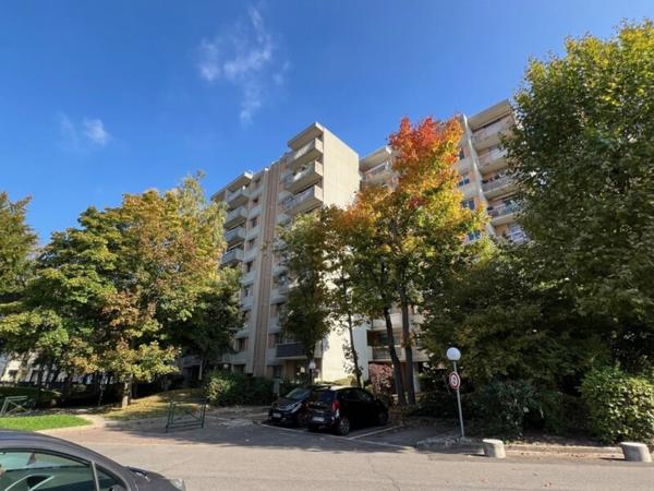 Appartement de 2 pièces à BAGNEUX (92): Luminosité, calme et potentiel pour ce 2 pièces de 47 m² en étage élevé au sein d’une résidence de standing à quelques minutes du métro.