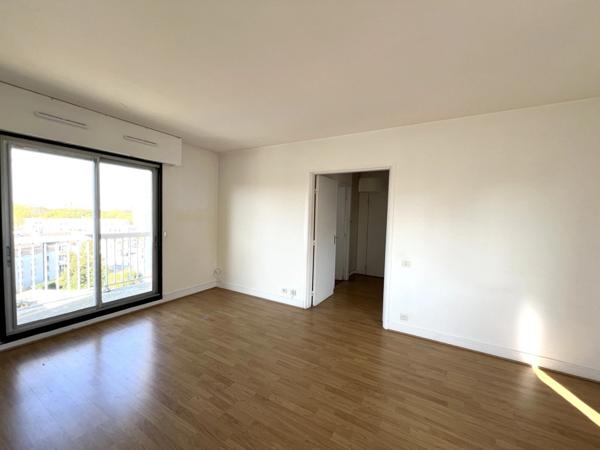 Appartement de 2 pièces à BAGNEUX (92): Luminosité, calme et potentiel pour ce 2 pièces de 47 m² en étage élevé au sein d’une résidence de standing à quelques minutes du métro.