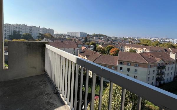 Appartement de 2 pièces à BAGNEUX (92): Luminosité, calme et potentiel pour ce 2 pièces de 47 m² en étage élevé au sein d’une résidence de standing à quelques minutes du métro.