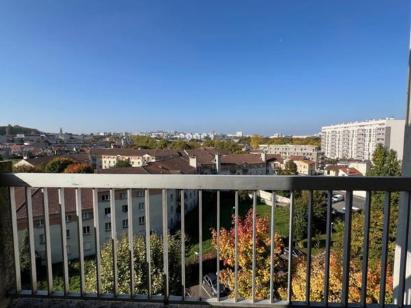Appartement de 2 pièces à BAGNEUX (92): Luminosité, calme et potentiel pour ce 2 pièces de 47 m² en étage élevé au sein d’une résidence de standing à quelques minutes du métro.