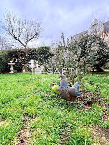 Un jardin en ville, au calme à Poissy