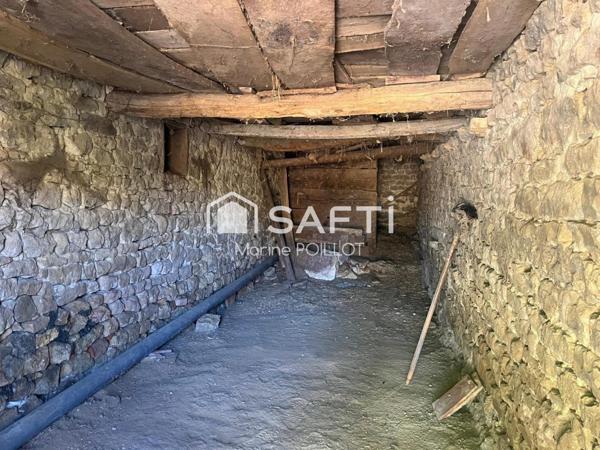 GARAGE AVEC PETITE REMISE ET TERRAIN NON ATTENANT; 25 minutes BEAUNE, 40 minutes CHALON SUR SAONE, 55 minutes DIJON