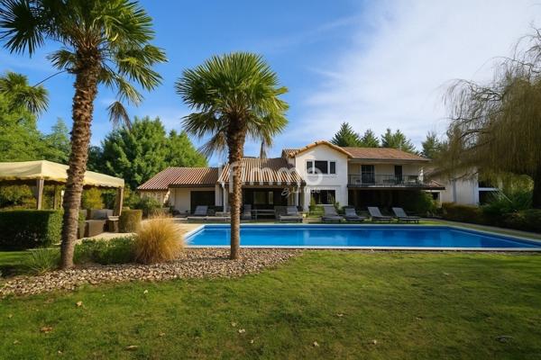 Propriété d’Exception – 2 Maisons – 5 300 m² de terrain.