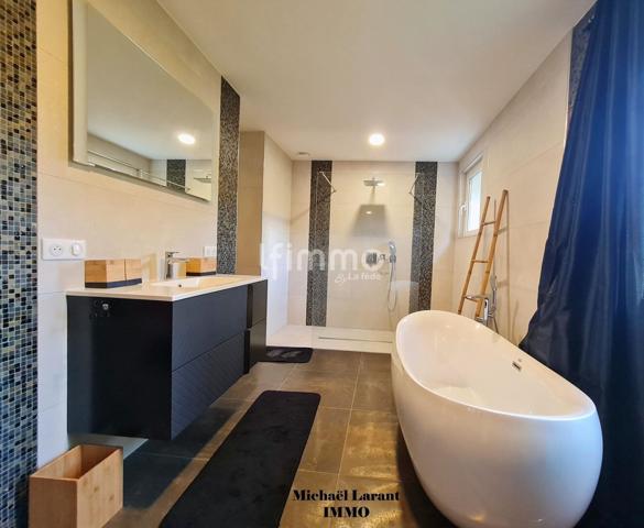 Propriété d’Exception – 2 Maisons – 5 300 m² de terrain.