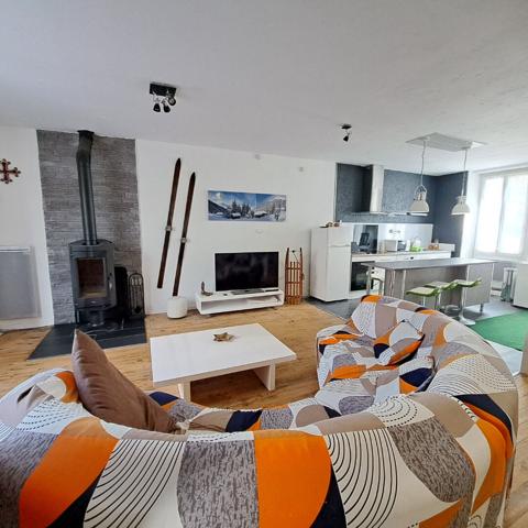 A VENDRE MAISON DE VILLE RENOVEE AVEC JARDIN / 3 CHAMBRES