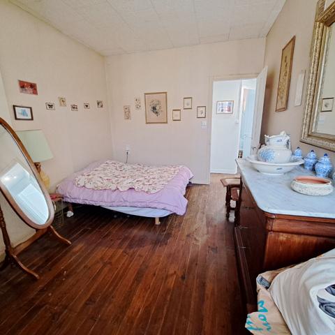 A VENDRE MAISON DE VILLE RENOVEE AVEC JARDIN / 3 CHAMBRES