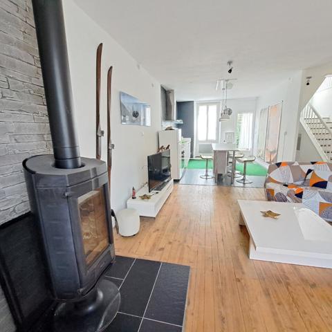 A VENDRE MAISON DE VILLE RENOVEE AVEC JARDIN / 3 CHAMBRES