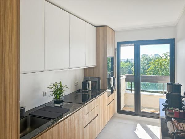 Dernier étage, lumière & terrasse au cœur de Caudéran