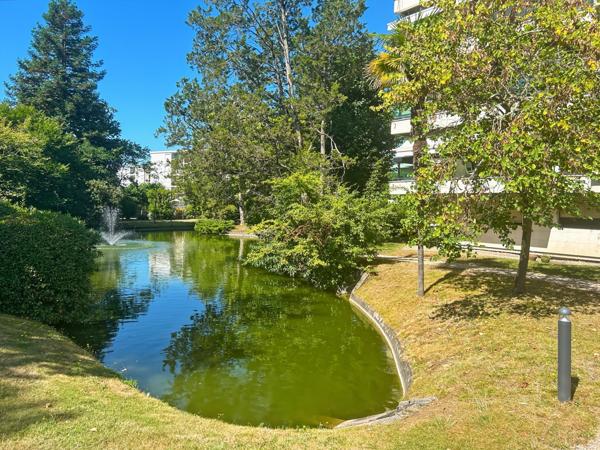 Dernier étage, lumière & terrasse au cœur de Caudéran