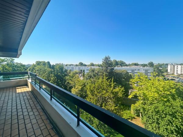 Dernier étage, lumière & terrasse au cœur de Caudéran