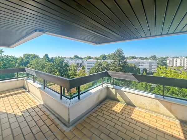 Dernier étage, lumière & terrasse au cœur de Caudéran