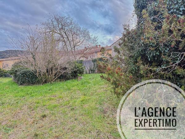 Uchaux (84100) Beau terrain constructible de 700 m2
