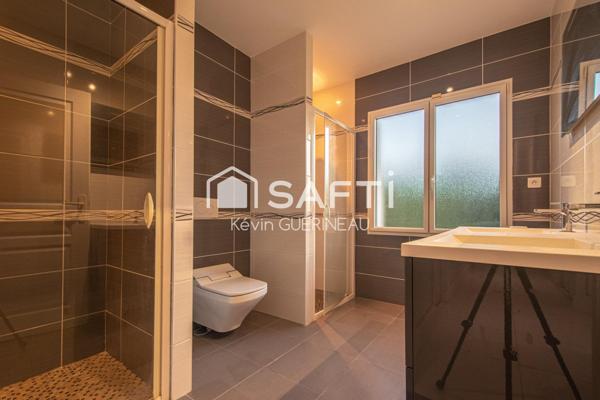 Maison de plain pied, 5 chambres, garage, jardin et piscine