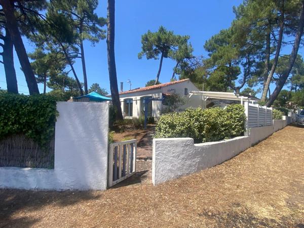 LA TRANCHE SUR MER 85 LA GRIERE A 400M DE LA MER CHARMANTE VILLA PLAIN PIED AVEC ANNEXES SUR 550M² CLOS
