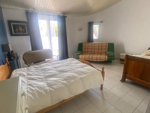 LA TRANCHE SUR MER 85 LA GRIERE A 400M DE LA MER CHARMANTE VILLA PLAIN PIED AVEC ANNEXES SUR 550M² CLOS