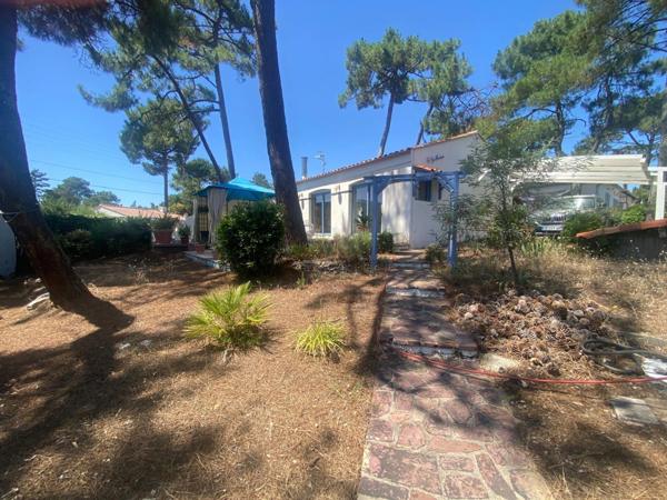 LA TRANCHE SUR MER 85 LA GRIERE A 400M DE LA MER CHARMANTE VILLA PLAIN PIED AVEC ANNEXES SUR 550M² CLOS