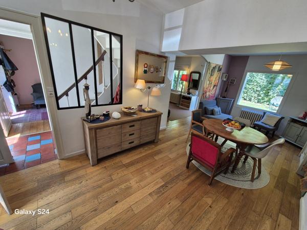 Exclusivité - Laval, Rive droite - Charmante maison de ville de 131 m² habitables, avec jardin arboré et stationnements privatifs