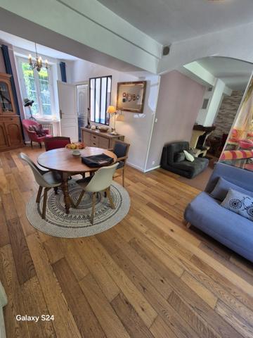 Exclusivité - Laval, Rive droite - Charmante maison de ville de 131 m² habitables, avec jardin arboré et stationnements privatifs