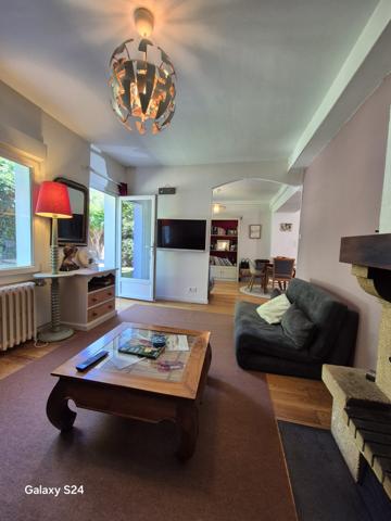 Exclusivité - Laval, Rive droite - Charmante maison de ville de 131 m² habitables, avec jardin arboré et stationnements privatifs