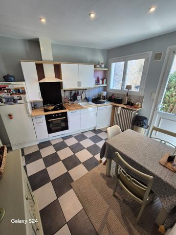 Exclusivité - Laval, Rive droite - Charmante maison de ville de 131 m² habitables, avec jardin arboré et stationnements privatifs
