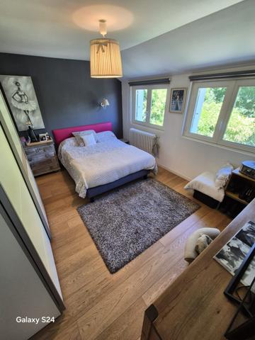 Exclusivité - Laval, Rive droite - Charmante maison de ville de 131 m² habitables, avec jardin arboré et stationnements privatifs