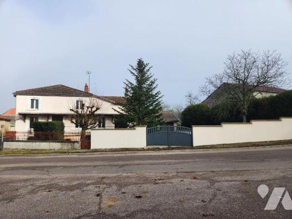 A vendre à Thil, à 15 min de Bar-sur-Aube et de Colombey les deux Eglises, 20 min des lacs, et ...