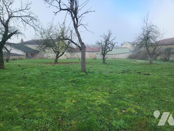 A vendre à Thil, à 15 min de Bar-sur-Aube et de Colombey les deux Eglises, 20 min des lacs, et ...
